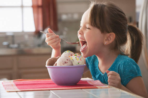 niño, comer helado, feliz